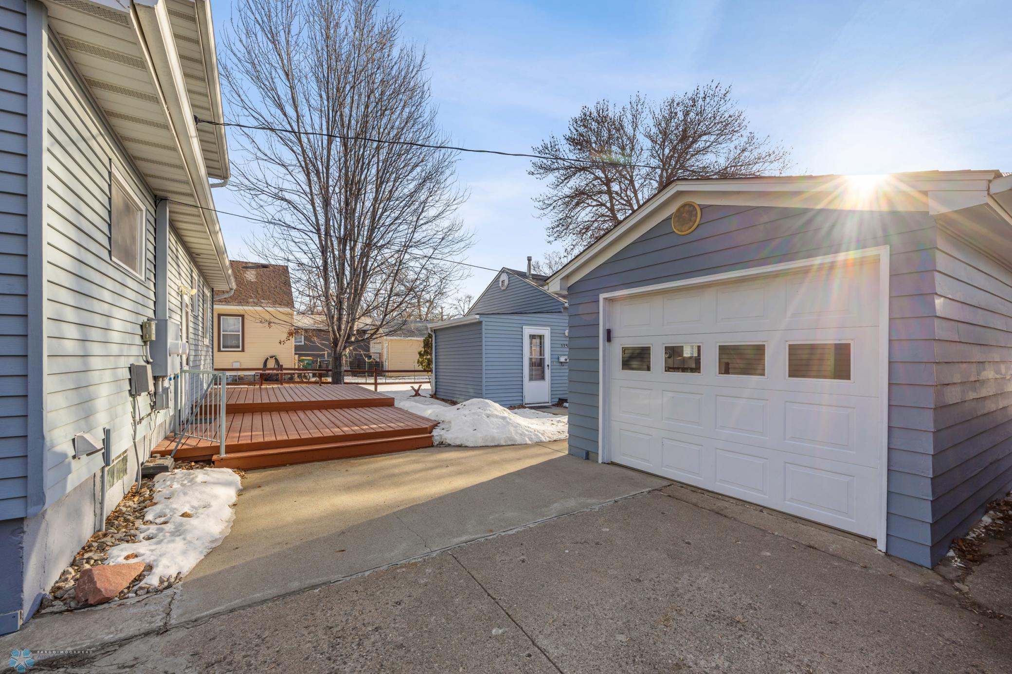 Exterior / garage
