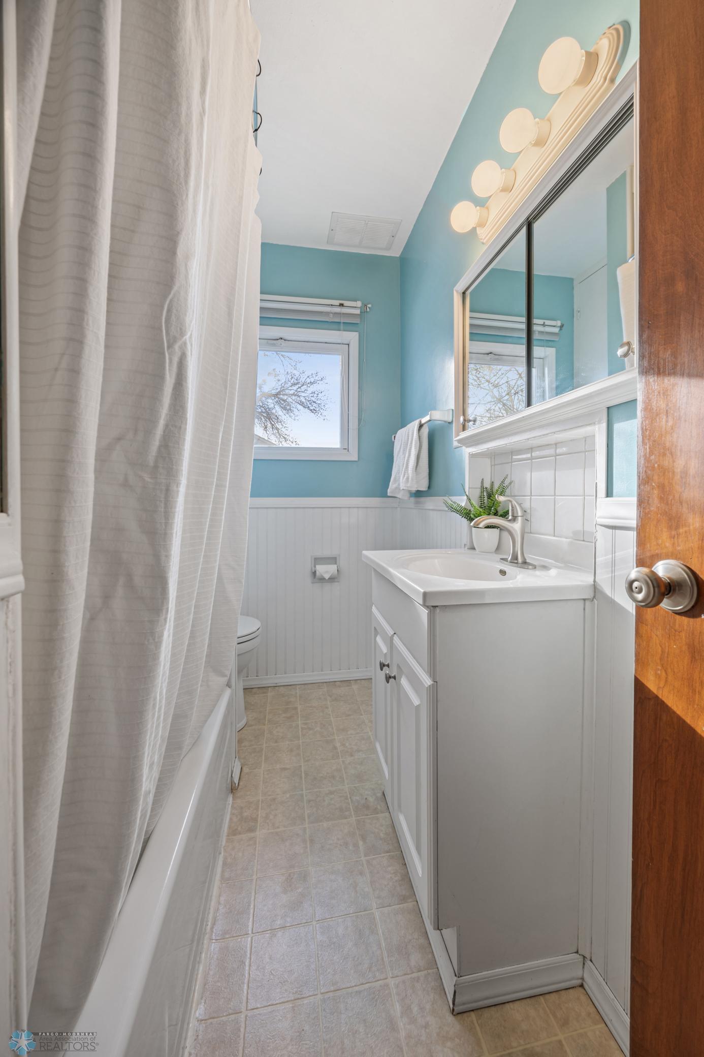 Main floor full bathroom