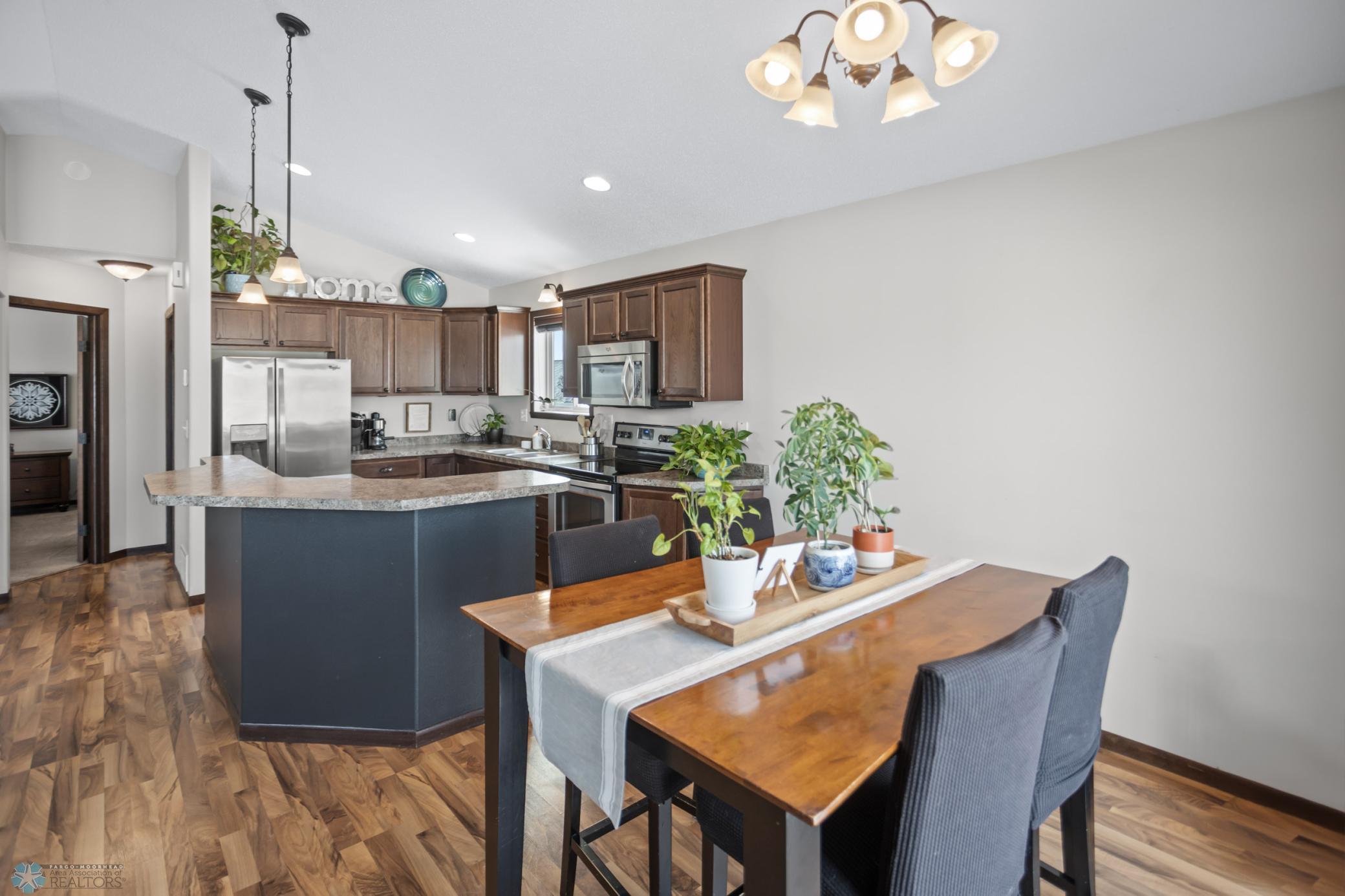 Dining & Kitchen