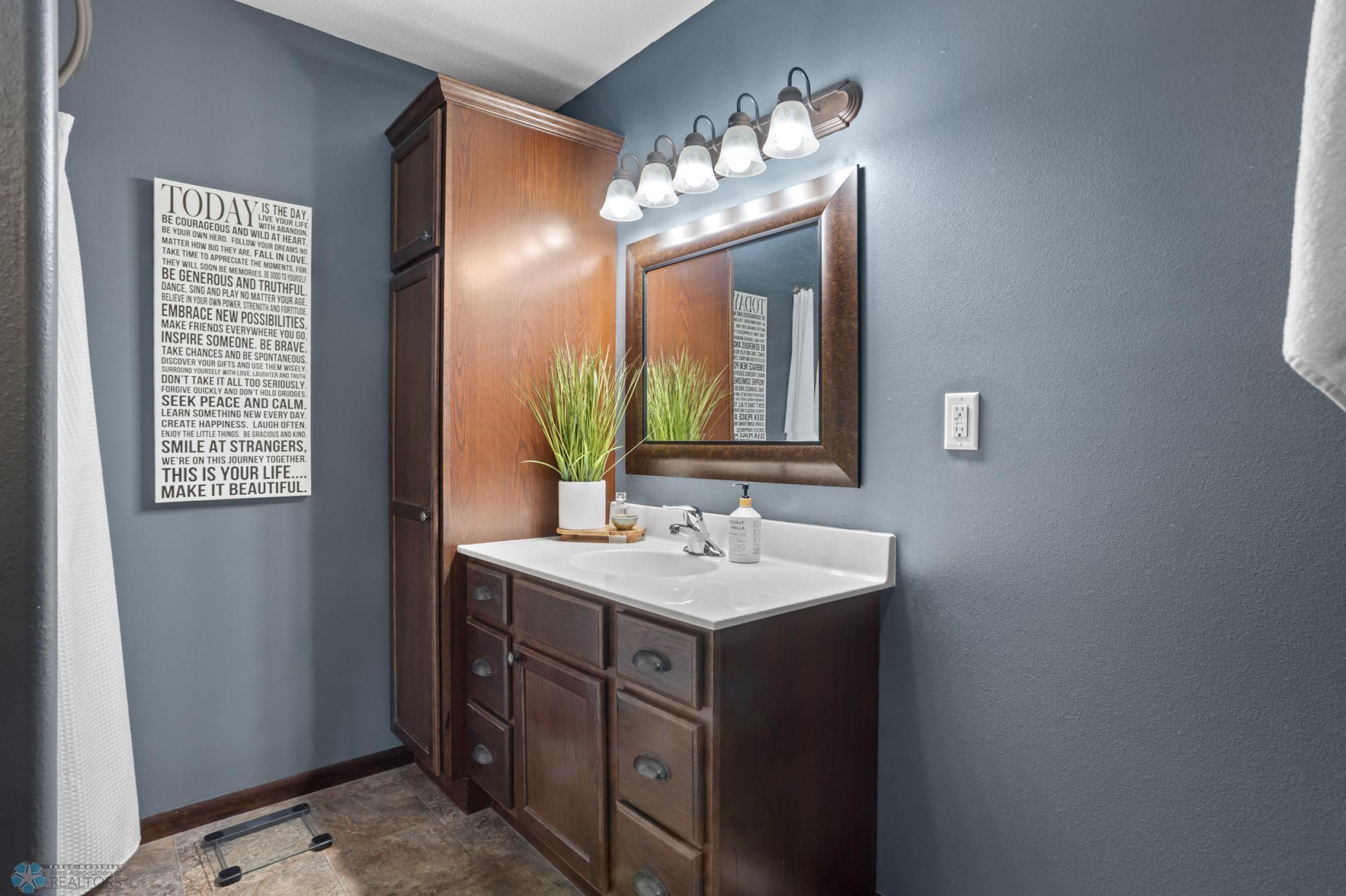 Primary Hollywood Vanity