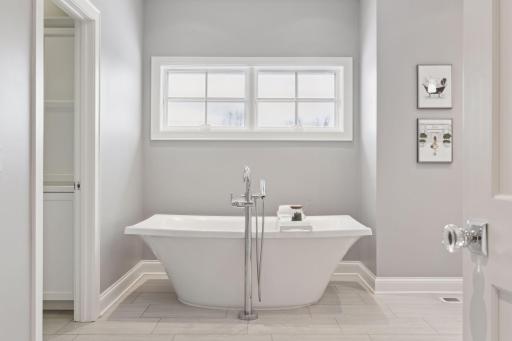 Jetted freestanding bathtub