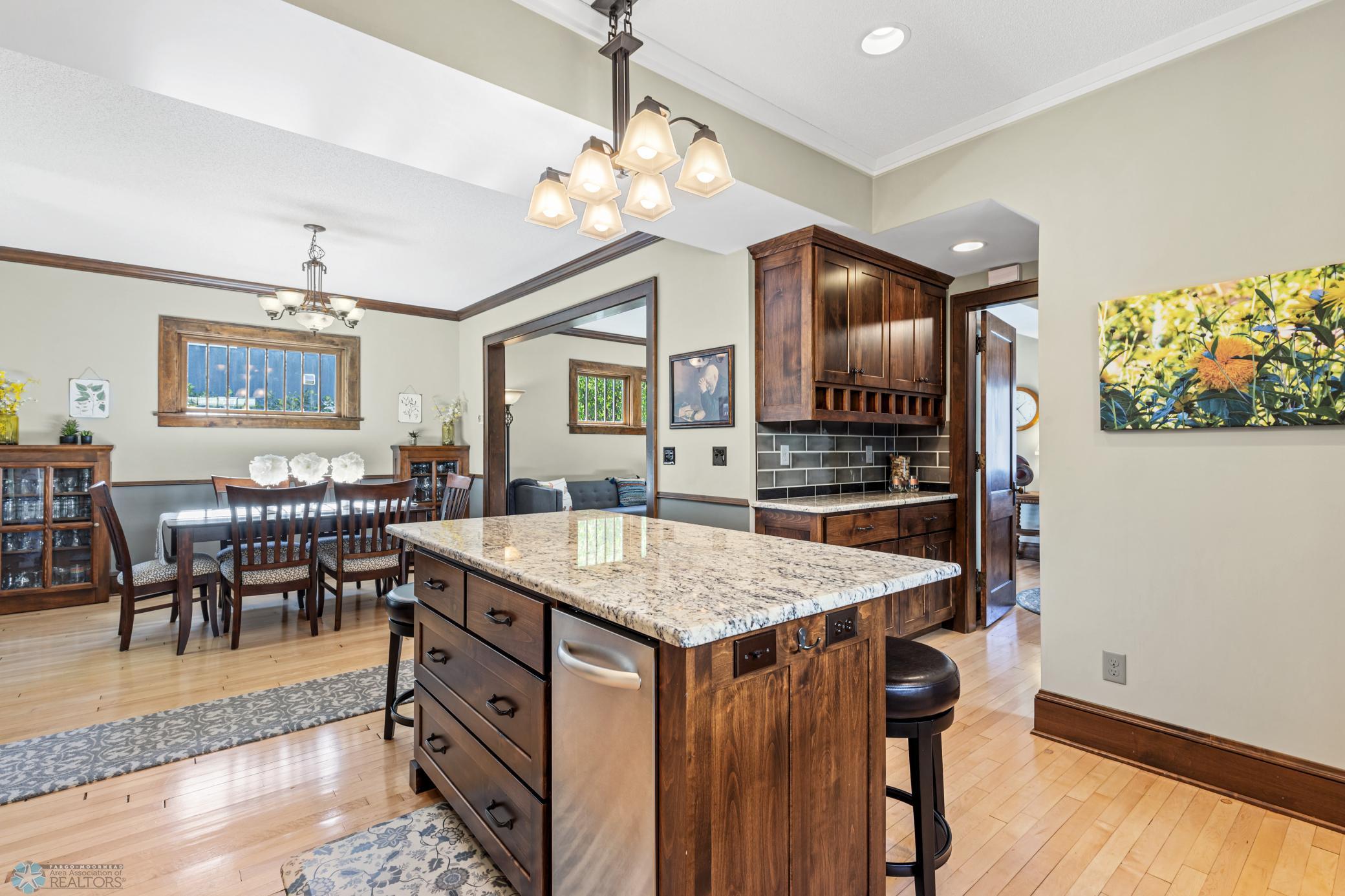 Island w/ Breakfast Bar