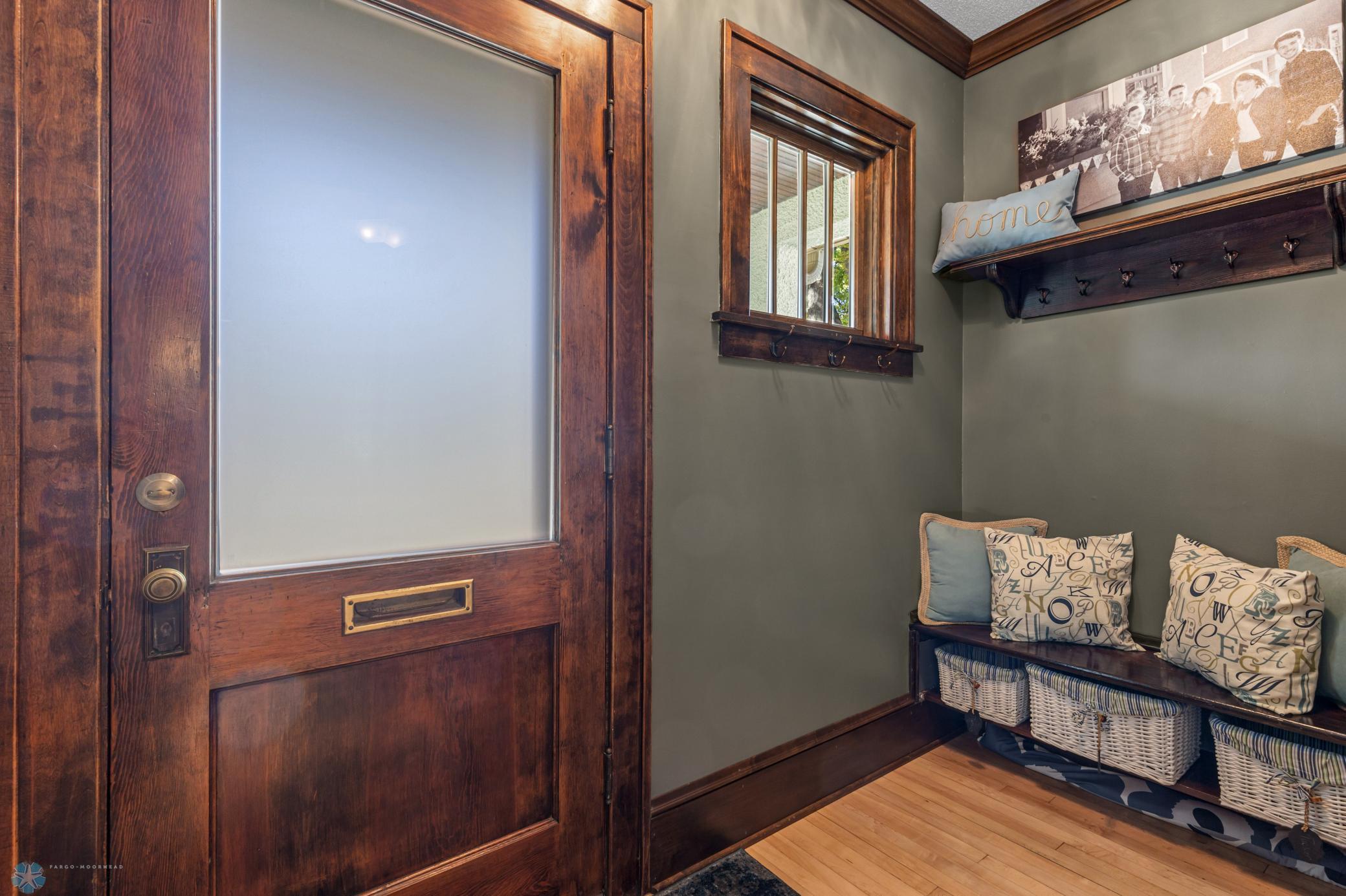 Front vestibule w/ mail drop