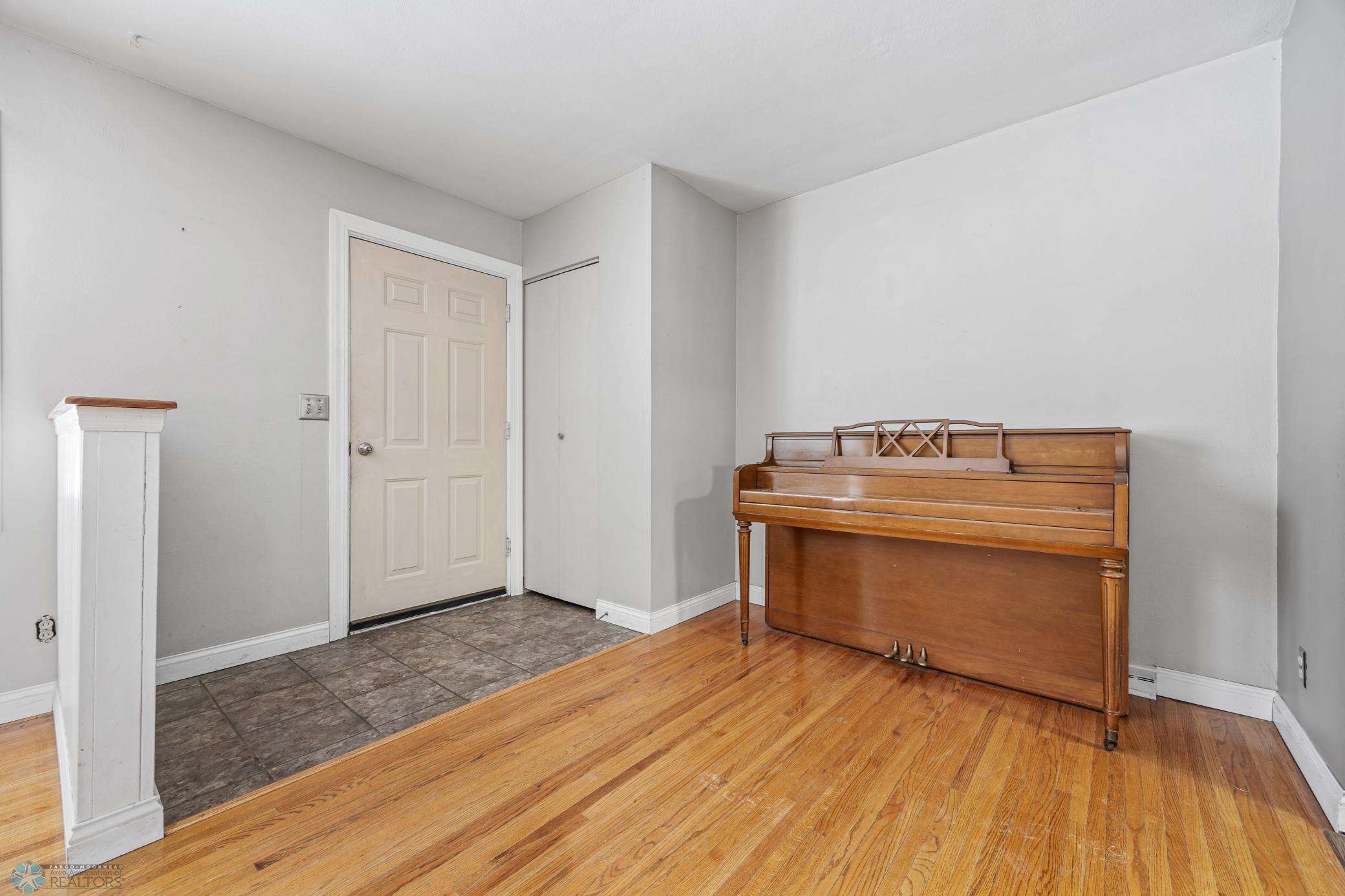 LIVING ROOM 4.jpg