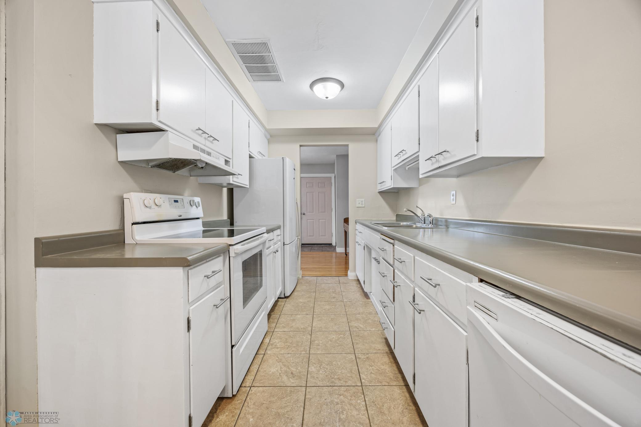 KITCHEN 2.jpg