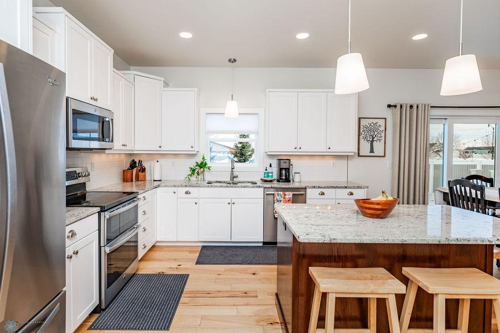 Large Kitchen w/ tons of storage