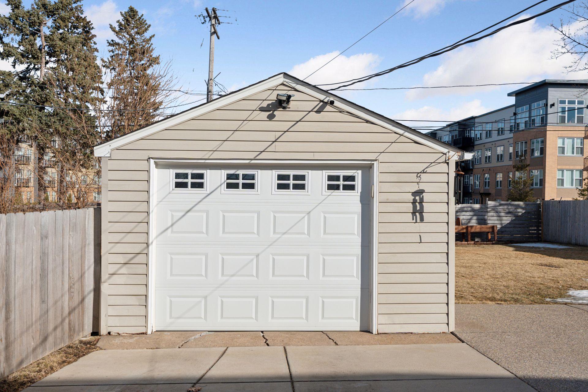 Detached 1-car garage
