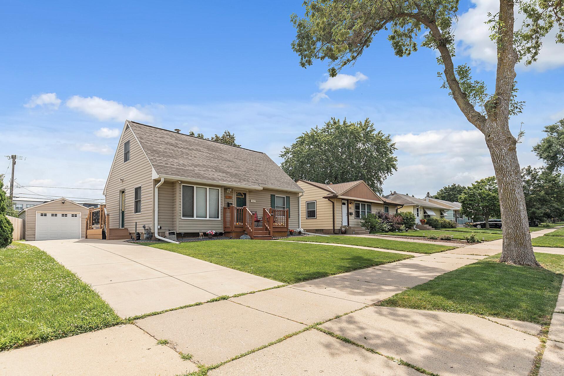 Conveniently located near retail, restaurants, coffee shops, parks, public transportation and more