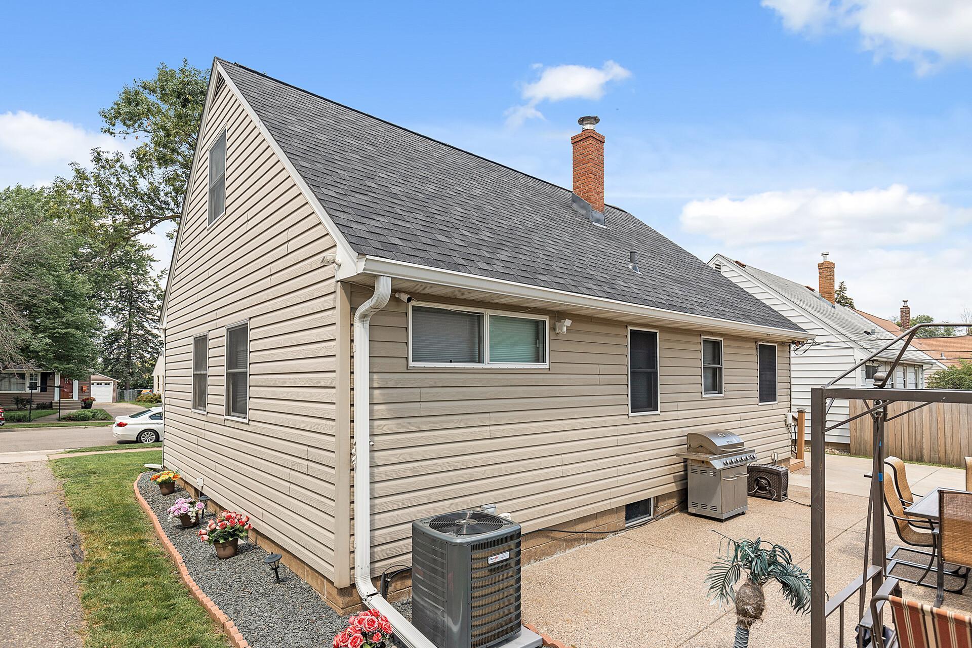 29ft x 28ft cement patio in backyard