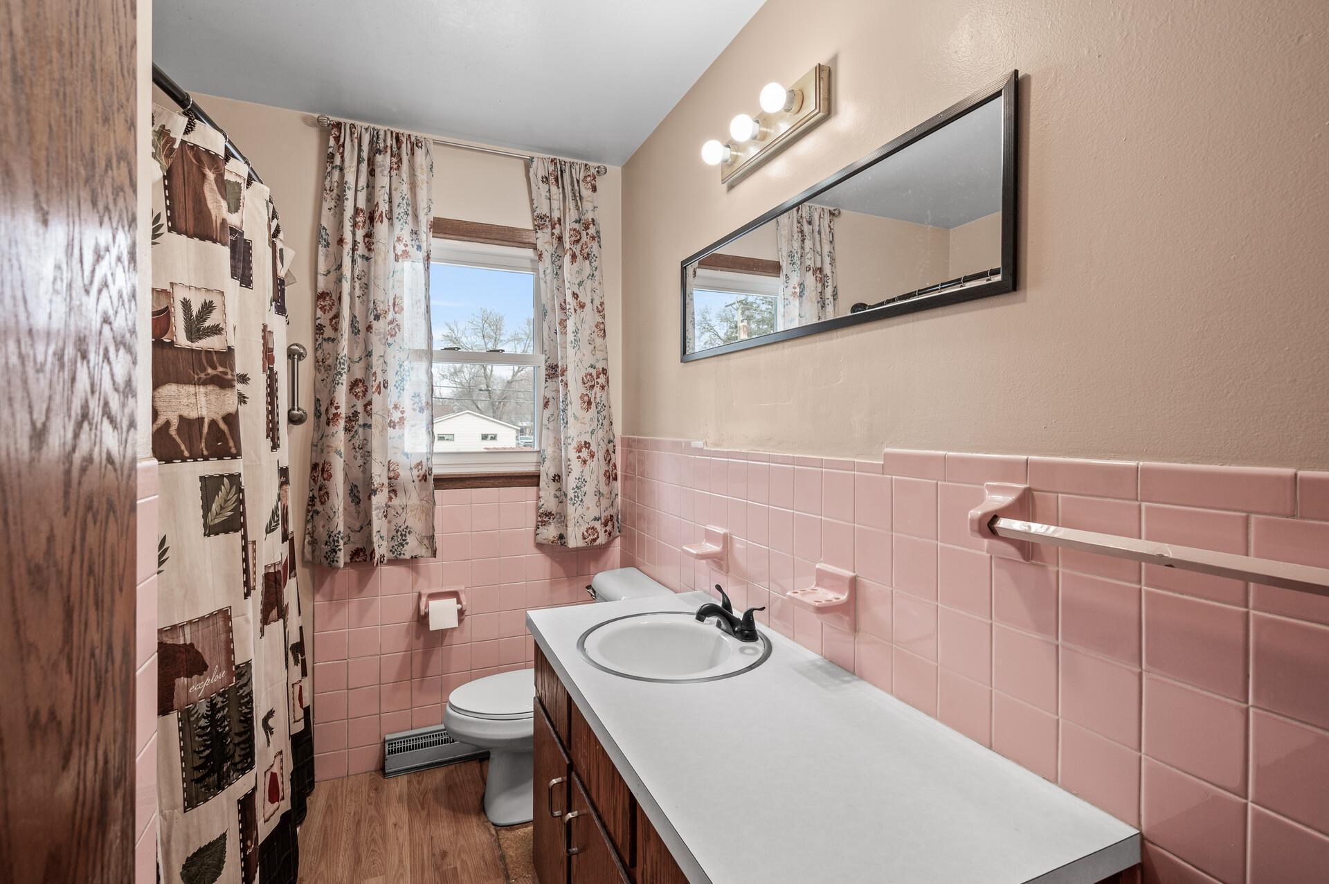 Main floor full bathroom.