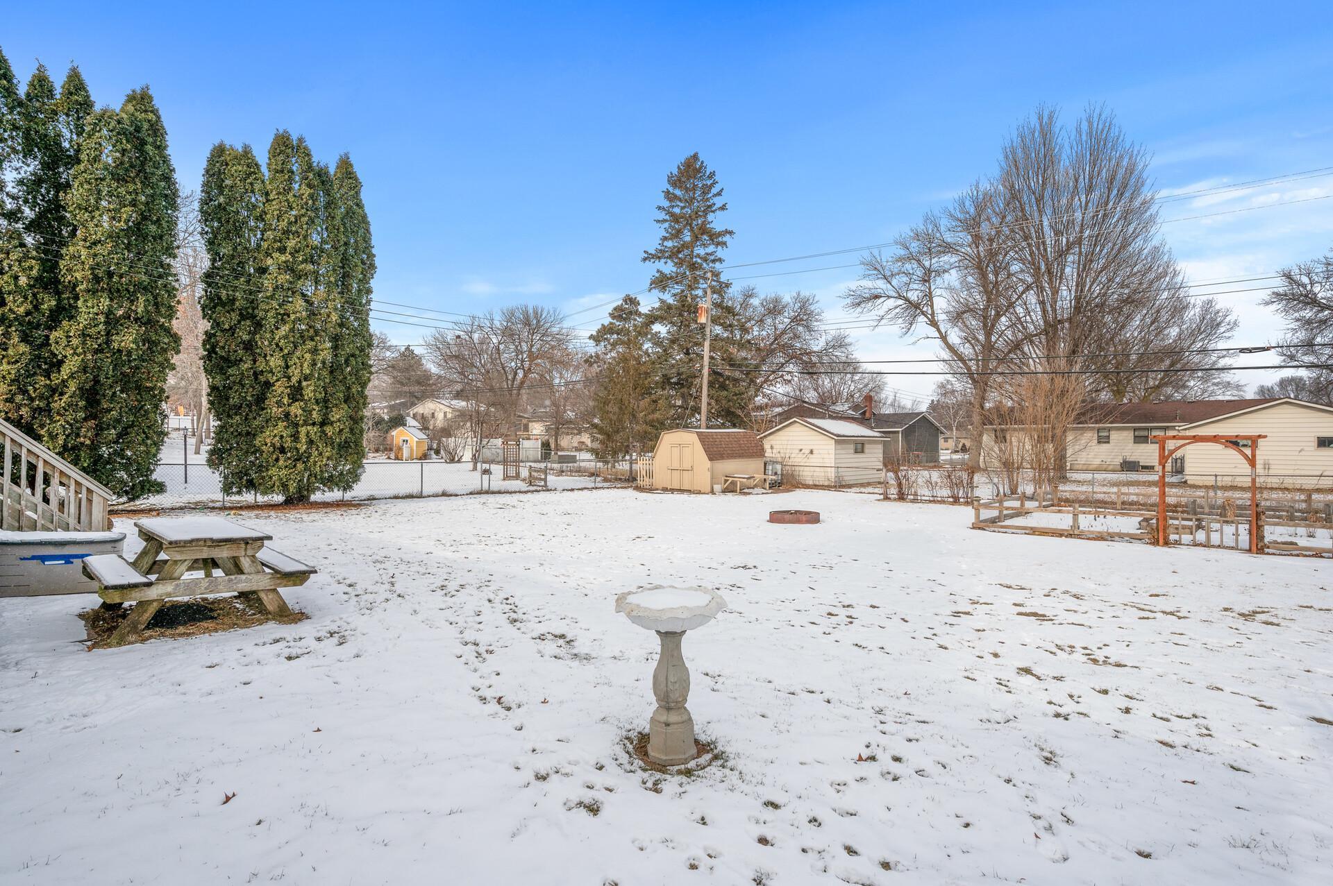 Spacious garden for your green thumb!