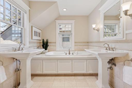2508 W Lake Of The Isles Parkway, Minneapolis, MN 55405