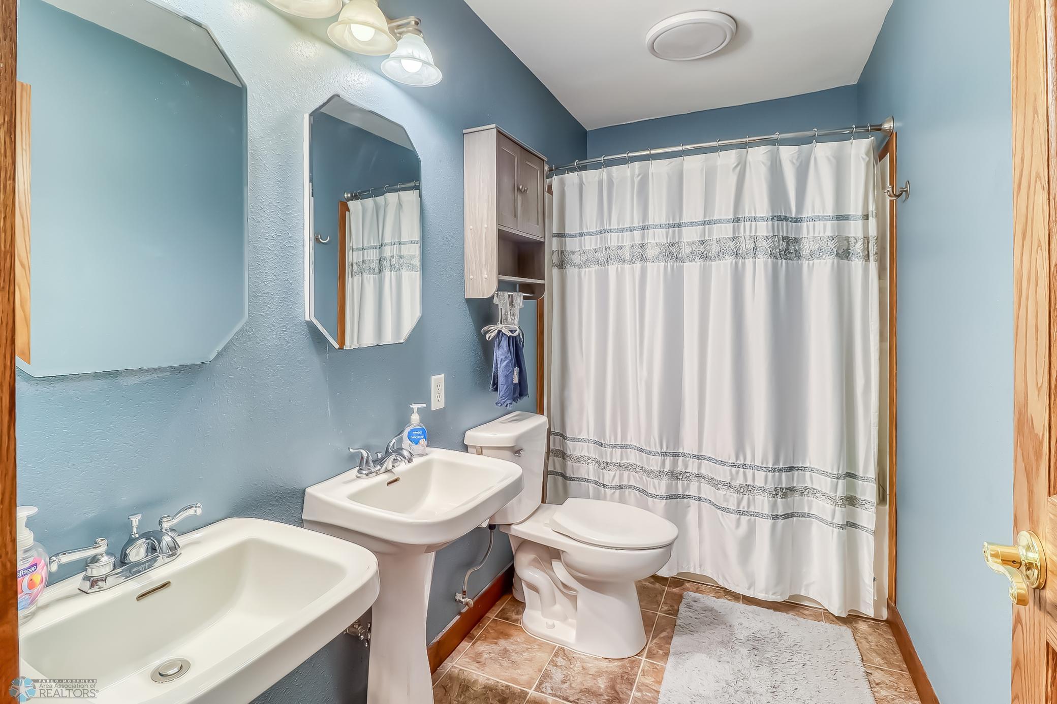 Bathroom1_1.jpg