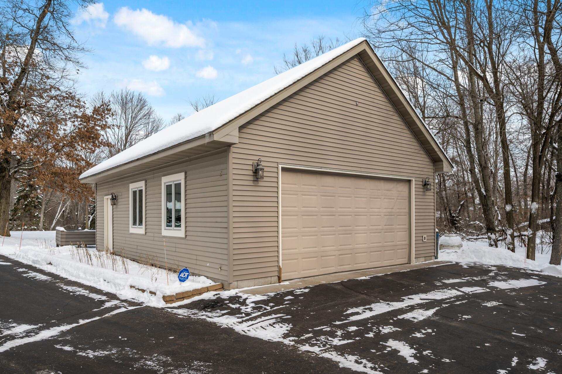 Garage space for 6 cars, Heated detatched garage and workshop