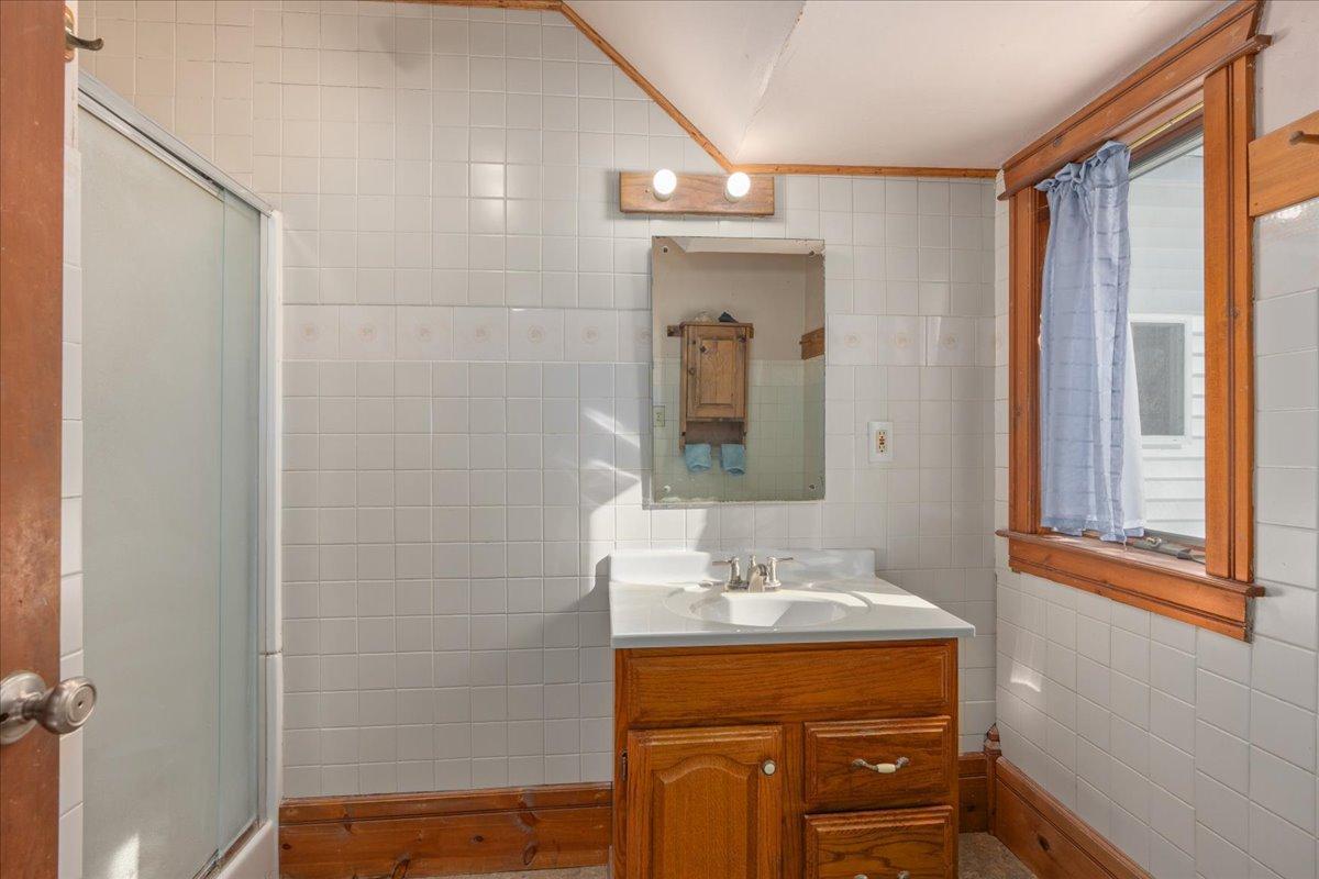 14-Bathroom.jpg