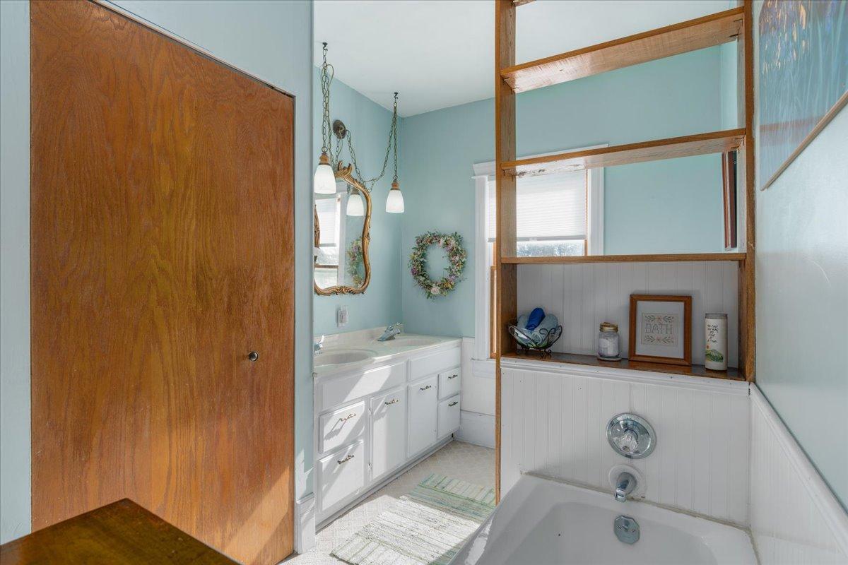 22-Bathroom.jpg