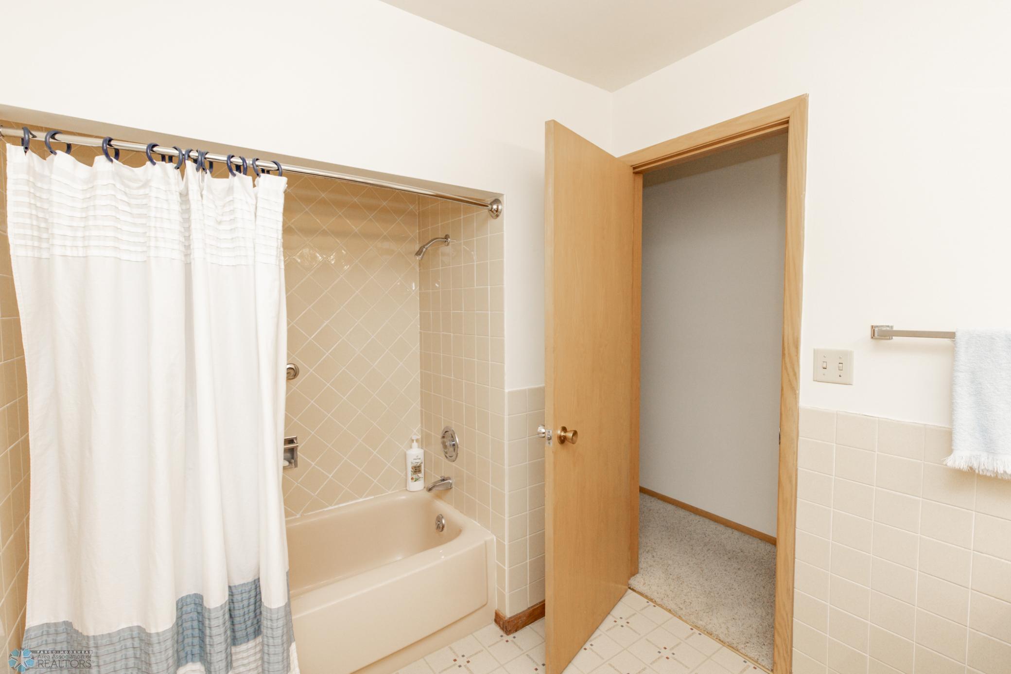 Bathroom 2 - Full