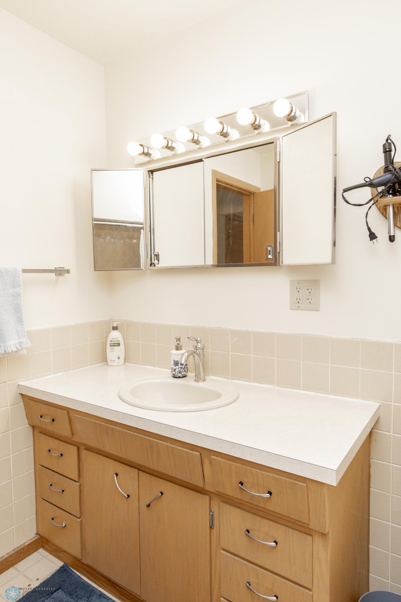 Bathroom 2 - Full