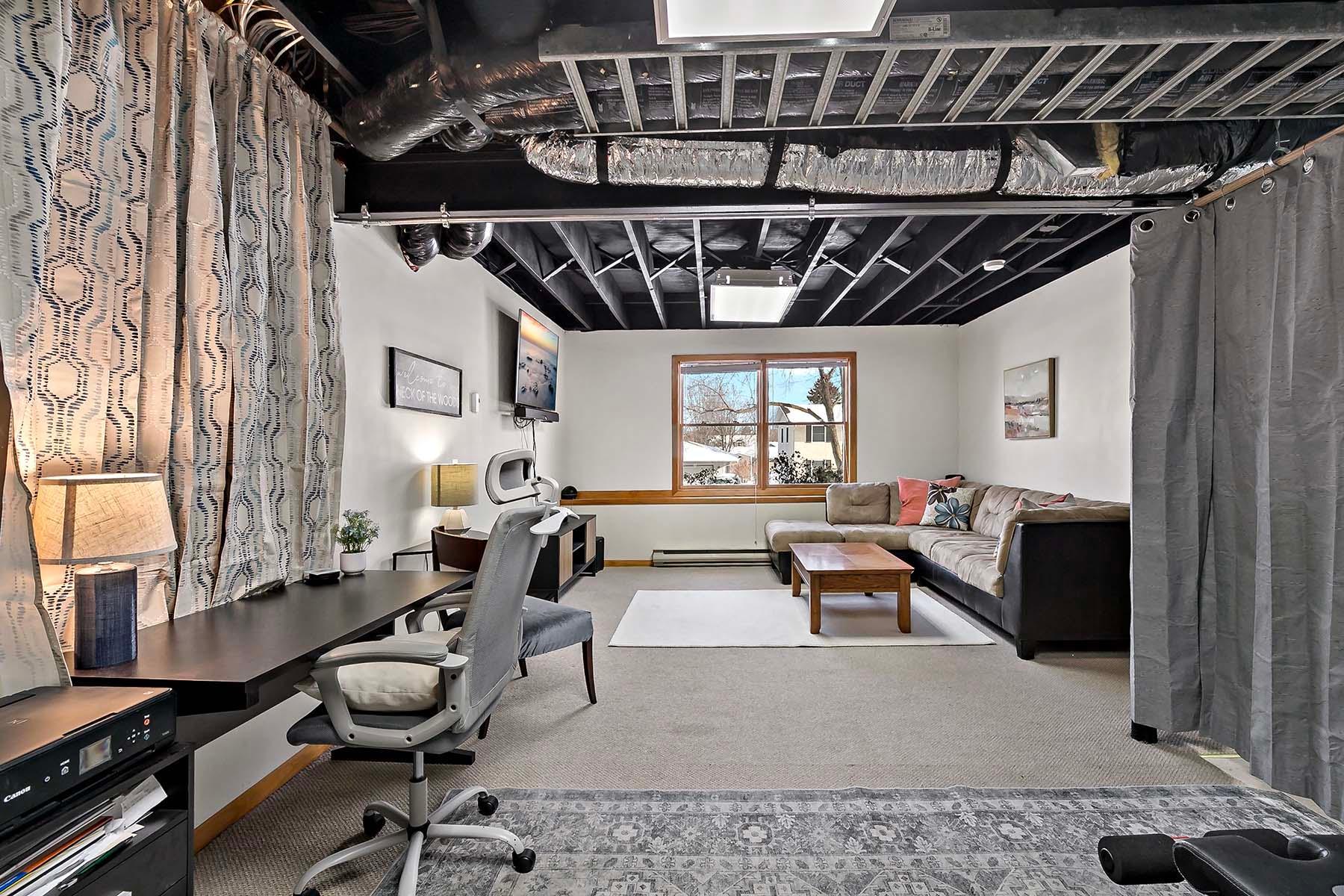 Versatile Space w/Possibilities!