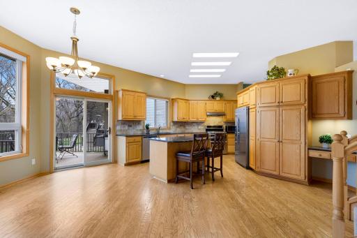 Full height pantry, workstation and âeat-inâ center island