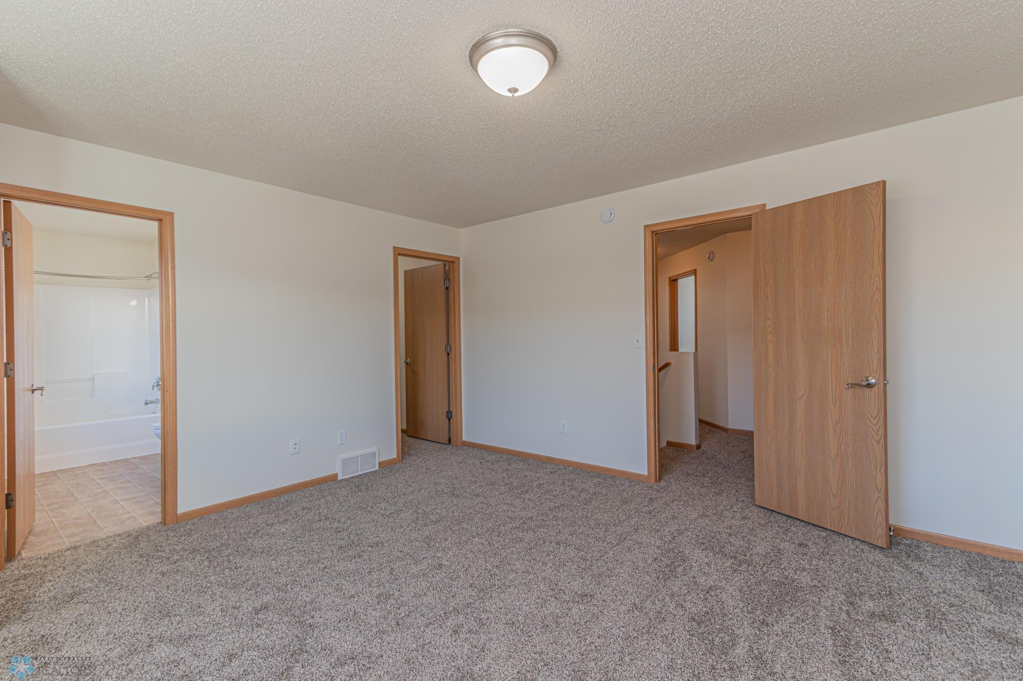 4252 Estate Dr S Fargo, ND-15.jpg