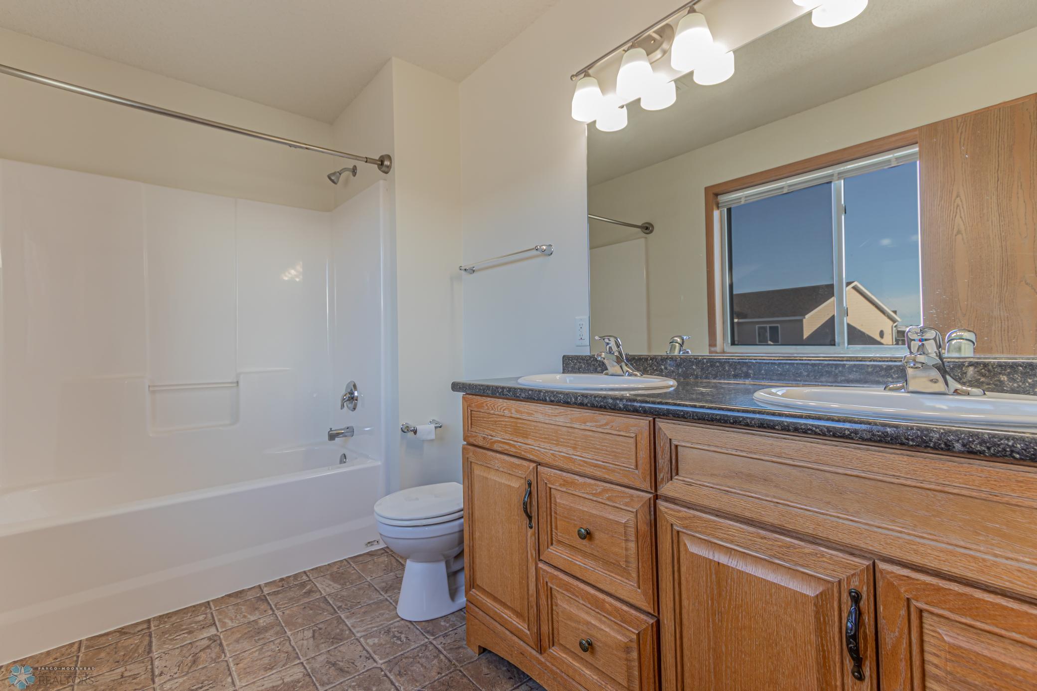 4252 Estate Dr S Fargo, ND-18.jpg