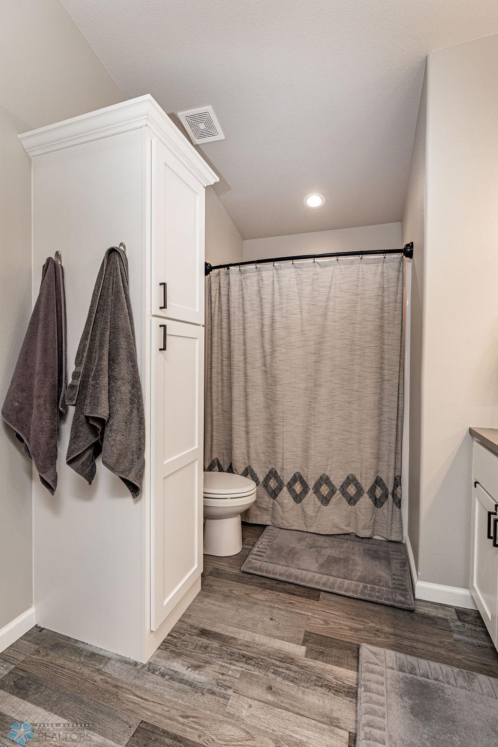 Hollywood Full Bath