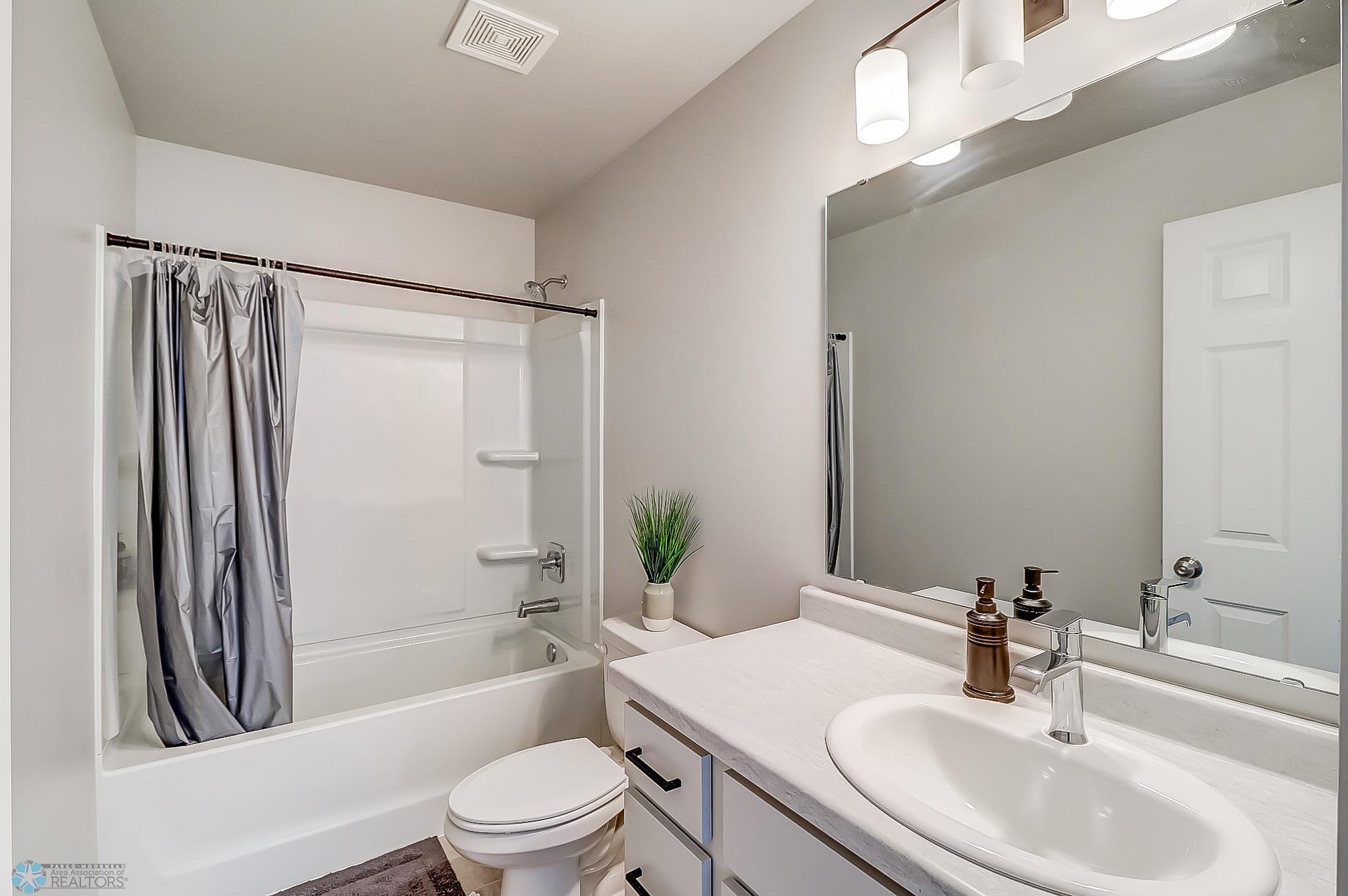 Bathroom1_1.jpg