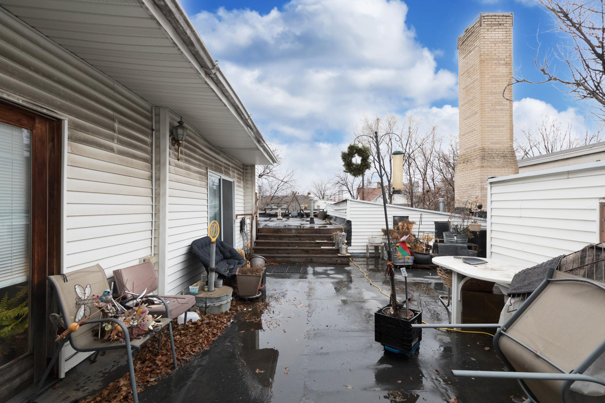 Deck - between 2 residential apartments