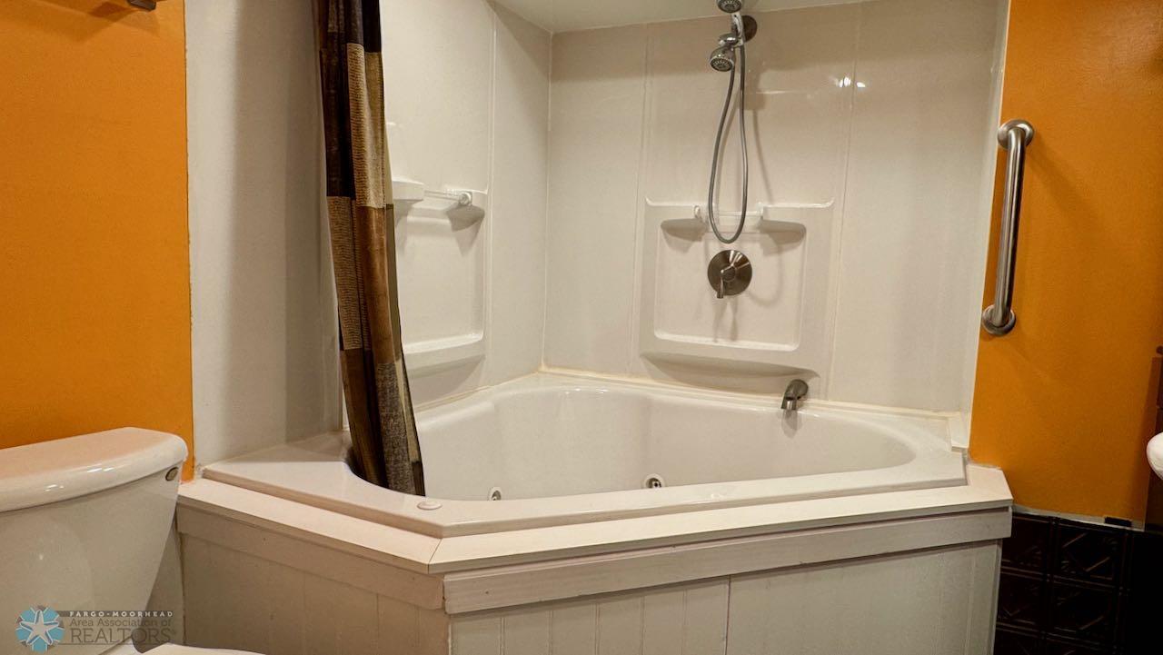 (25) Full Bath in Basement.jpeg
