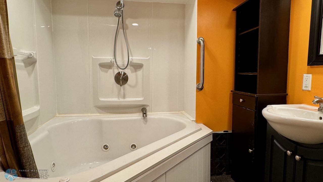 (26) Jetted Tub in Basement.jpeg