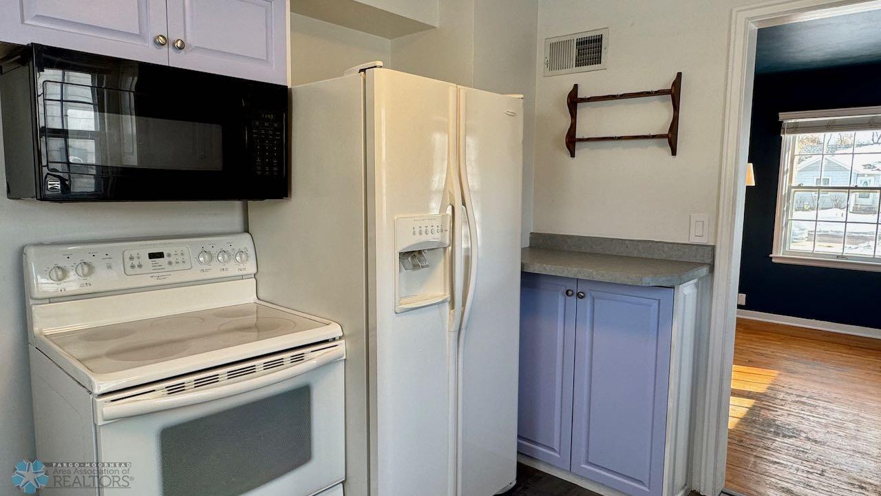 (12) Kitchen.jpeg