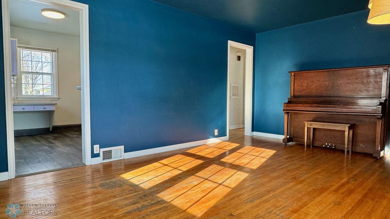 (6) Living Room.jpeg