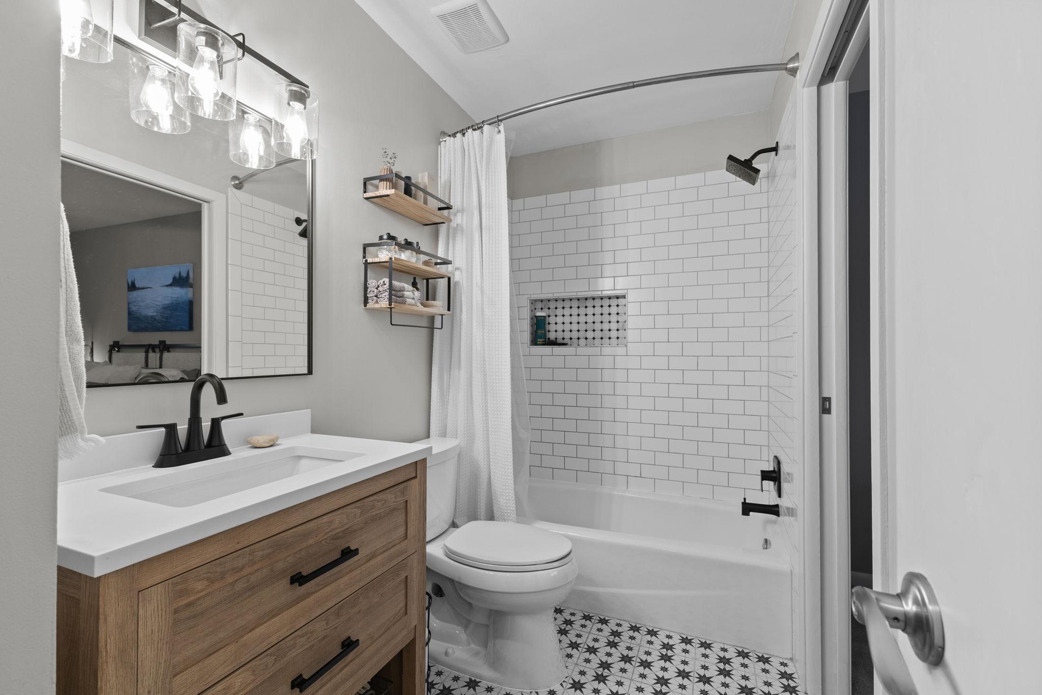 Another view of the upper level full bathroom.