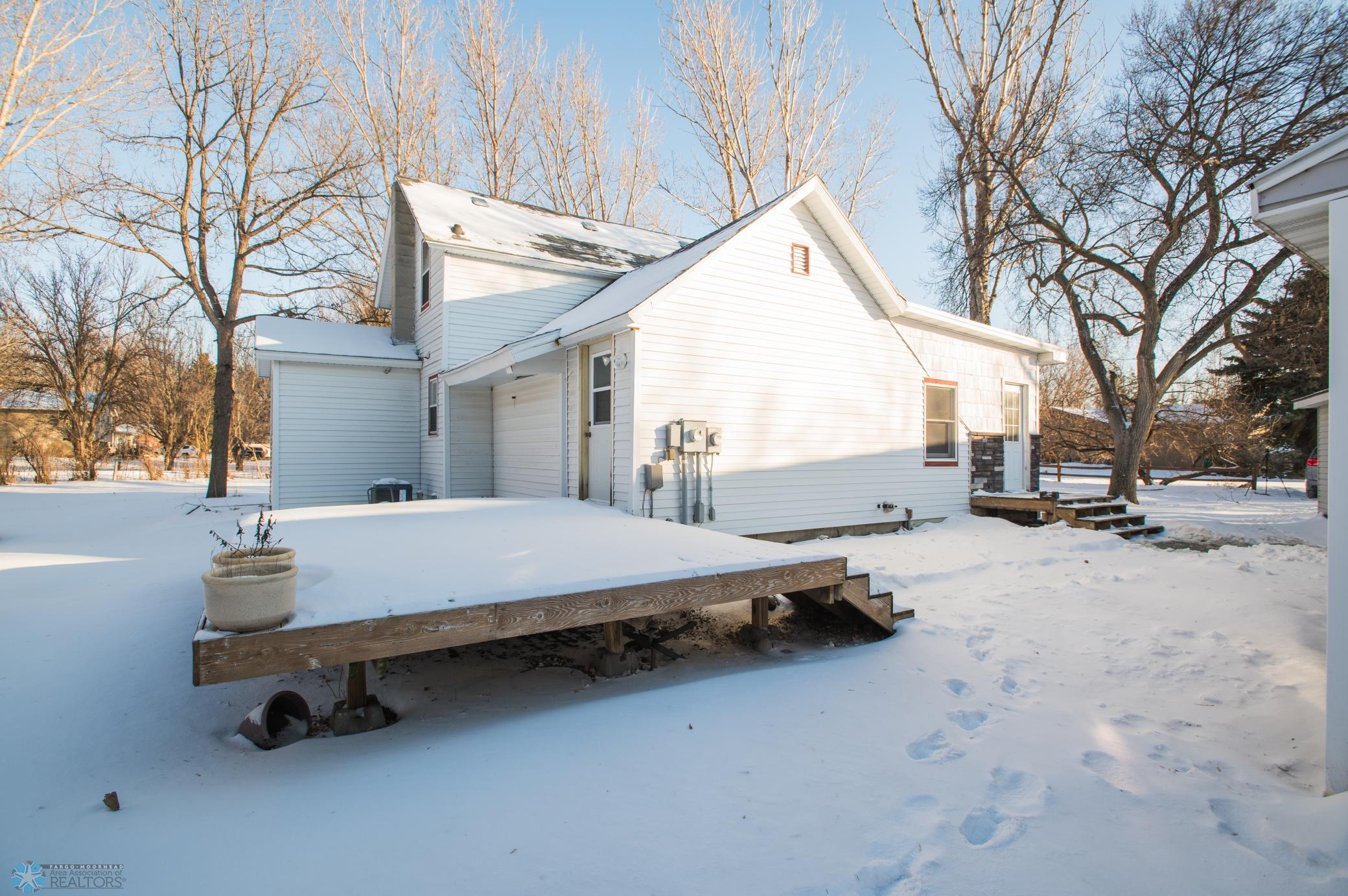 Side/Rear Exterior & Deck