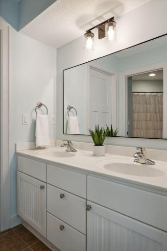 Secondary full bathroom