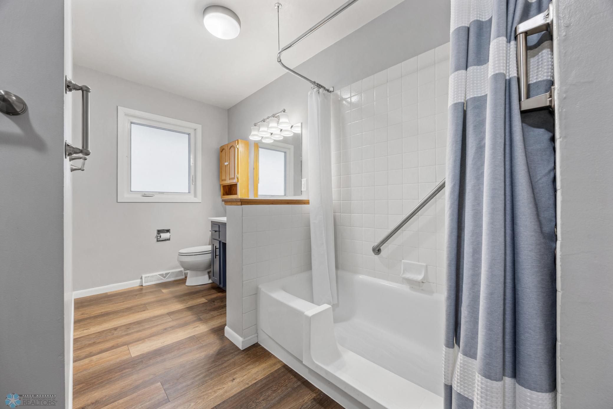 Bathroom w/ handicap assessible tub