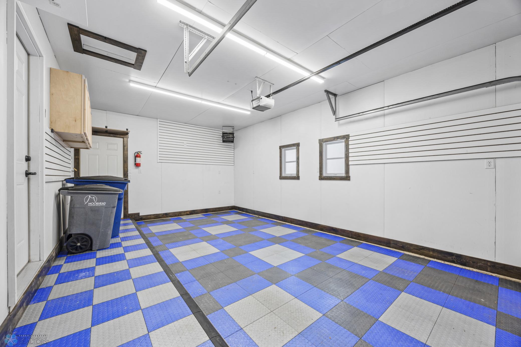 Attached/heated garage