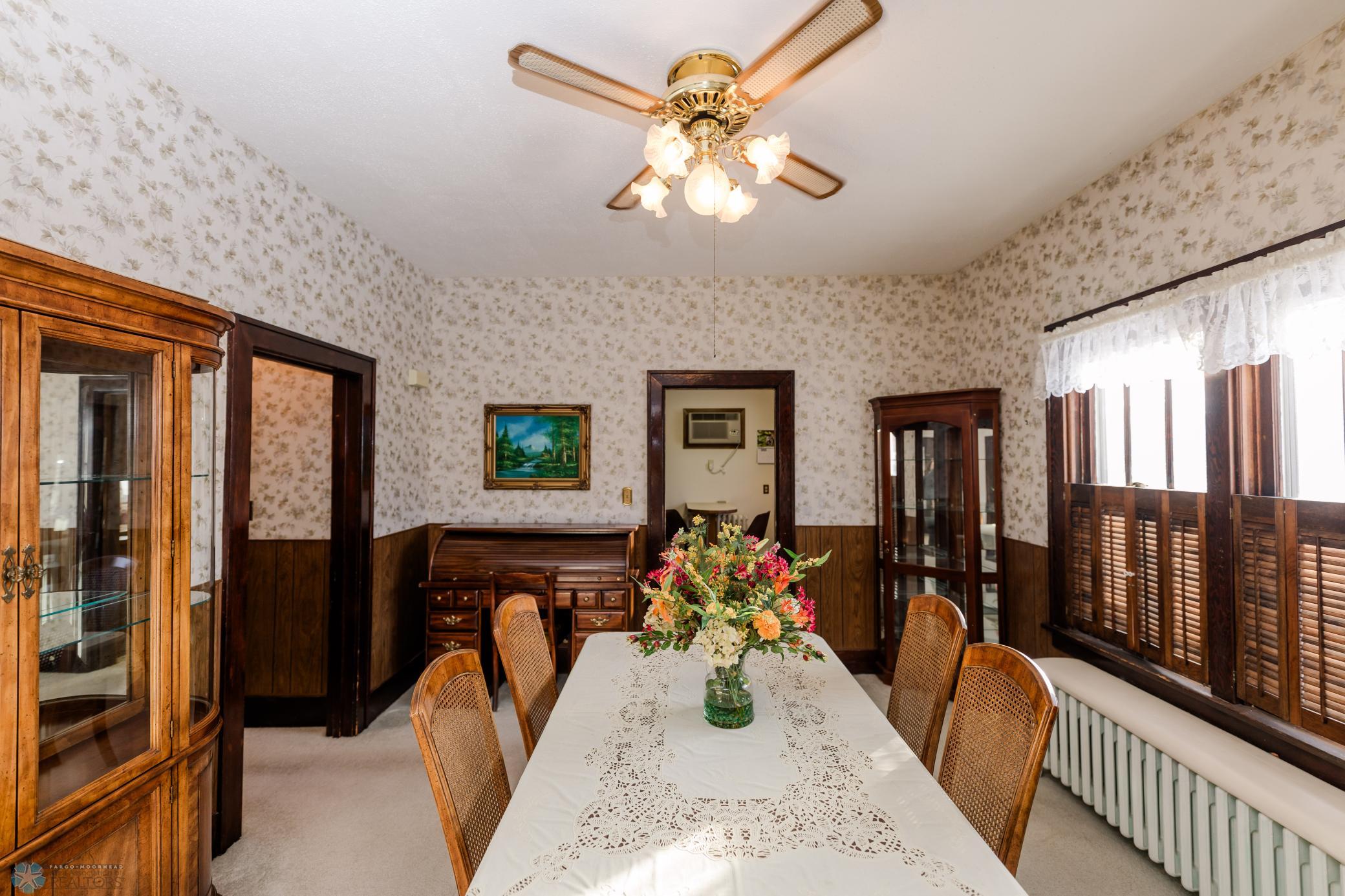 Dining to Kitchen