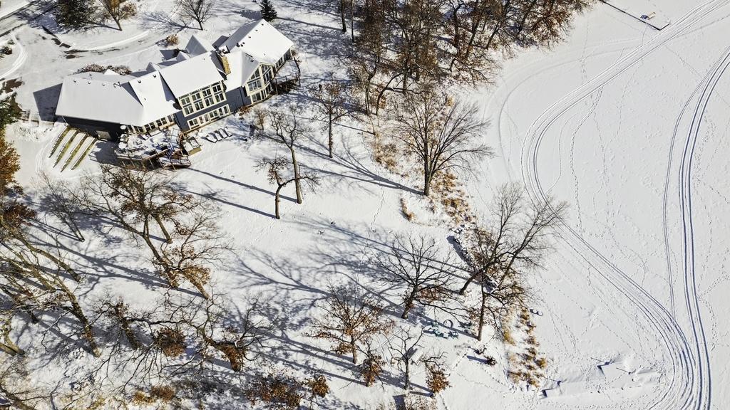 Spend summer days cruising the water, autumn evenings roasting marshmallows by the fire, and winter afternoons ice skating or snowmobiling — every season is an invitation to make the most of lakeside living.