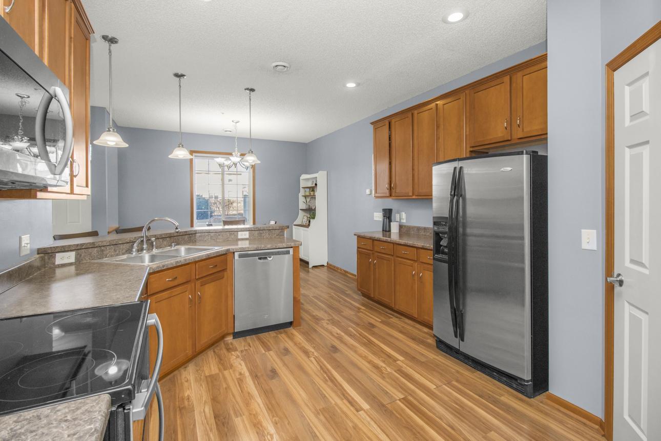 Tons of maple cabinets, dual sinks, stainless steel appliances (including double oven), pantry and that low maintenance flooring. Room and tools to create your favorite meals!
