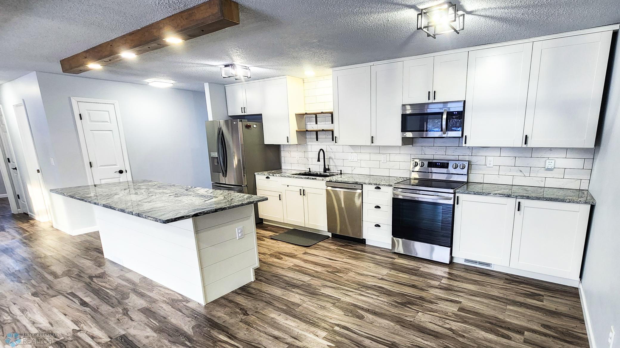 Kitchen & Dining