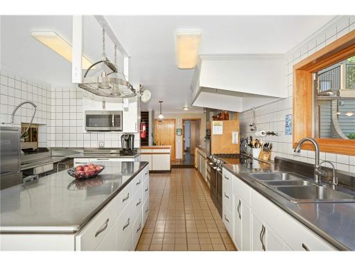 Functional, efficient and sparking clean! Great kitchen!