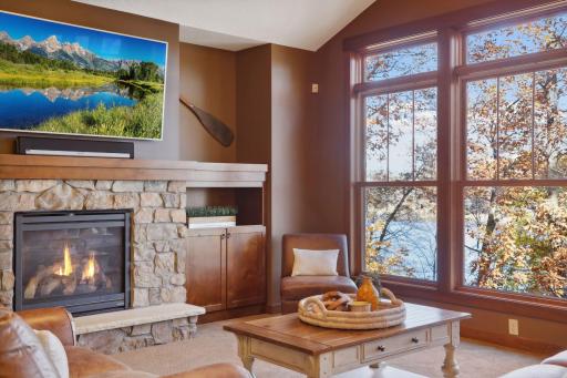 Floor-to-ceiling windows frame uninterrupted views of Deer Lake, flooding the space with natural light and offering a dynamic lakeside panorama.