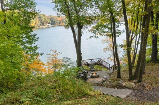 Whether you're warming up on a crisp fall evening or roasting marshmallows with family and friends, this inviting firepit are enhances the lakeside experience.