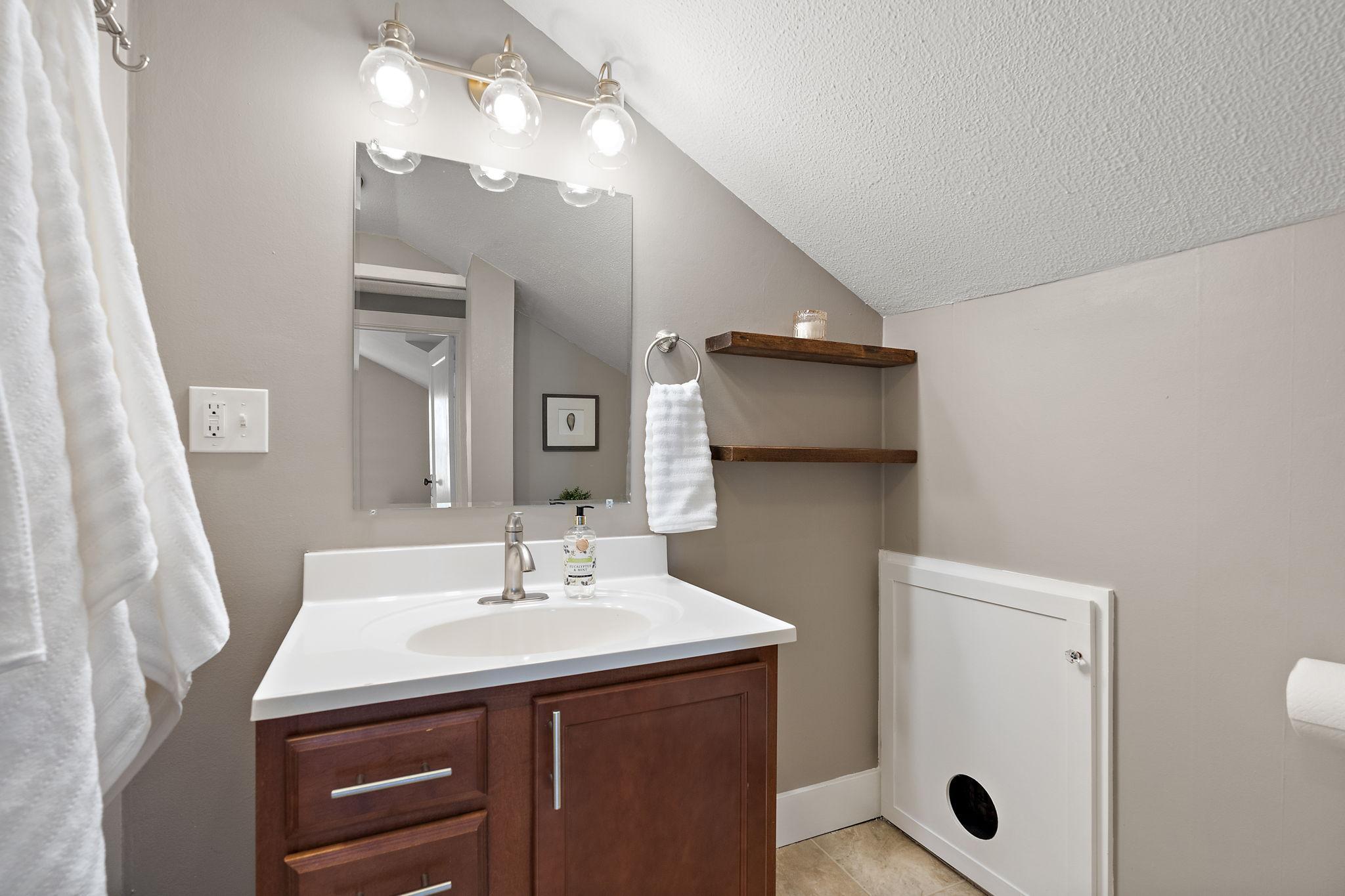 Upper level bathroom.