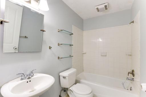 13-web-or-mls-7412-72nd-Ln-N-319-Gold15-13.jpg