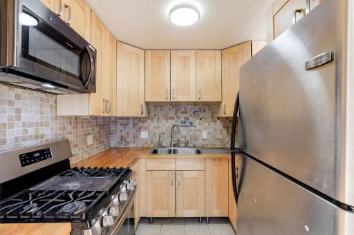 8-web-or-mls-7412-72nd-Ln-N-319-Gold15-08.jpg