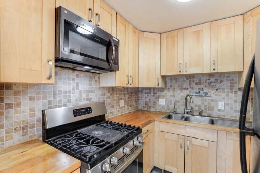 9-web-or-mls-7412-72nd-Ln-N-319-Gold15-09.jpg