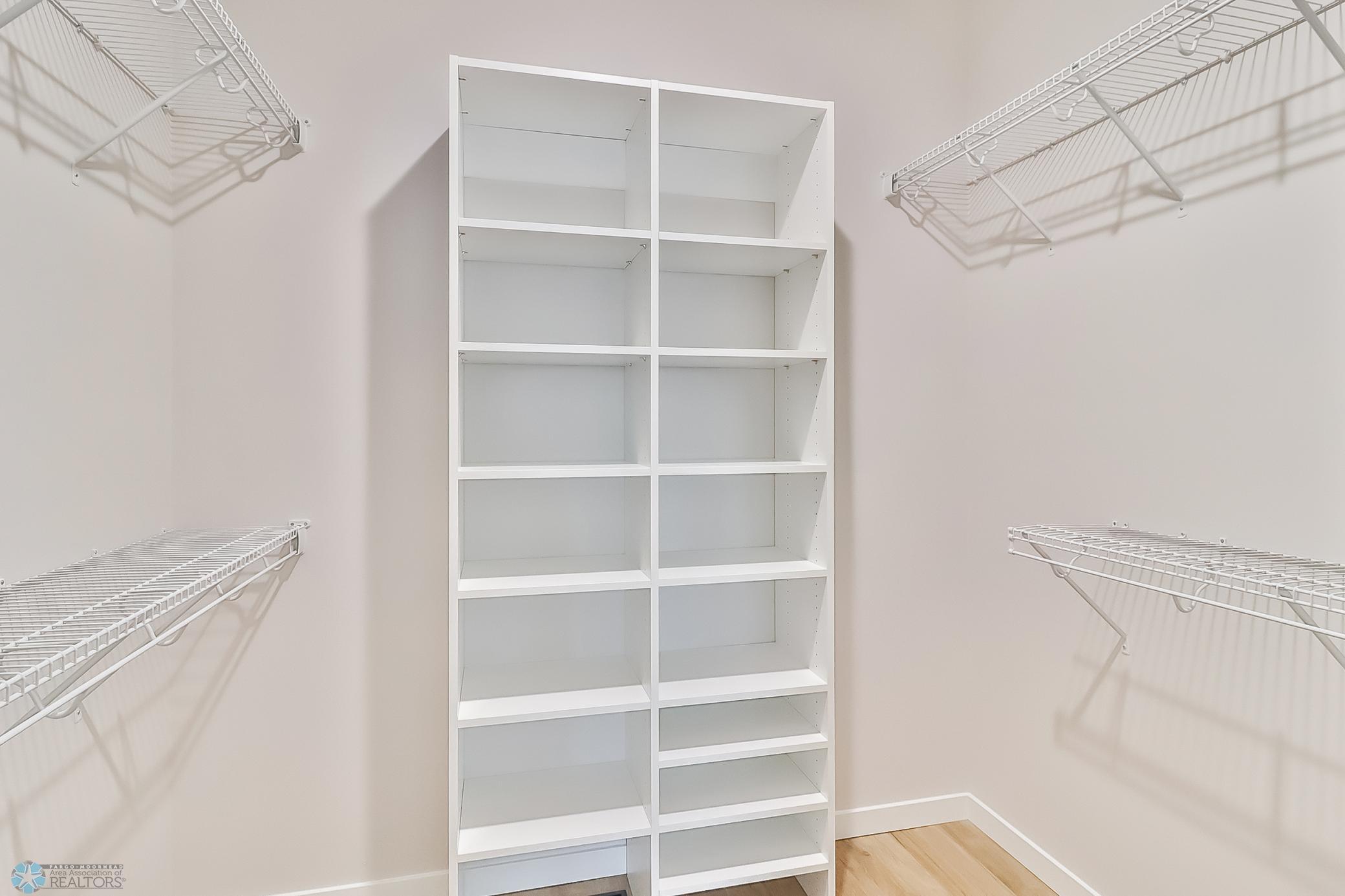 32Primary Closet1_1.jpg
